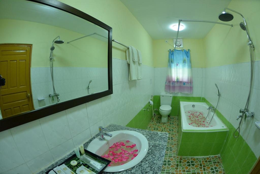 New Golden Forward Hotel Янгон Экстерьер фото