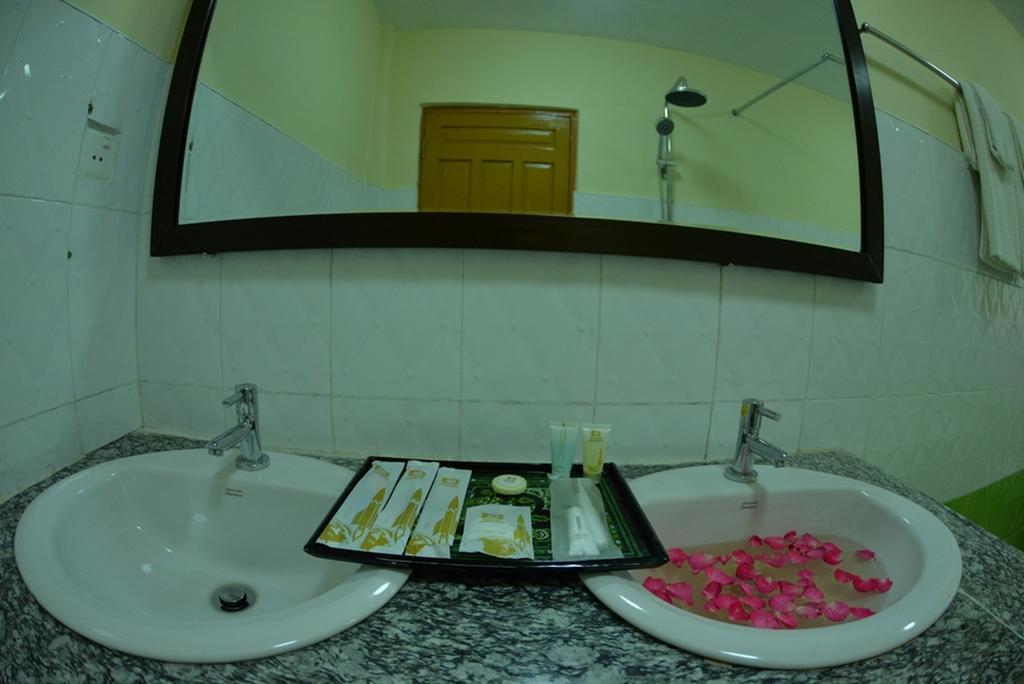 New Golden Forward Hotel Янгон Экстерьер фото
