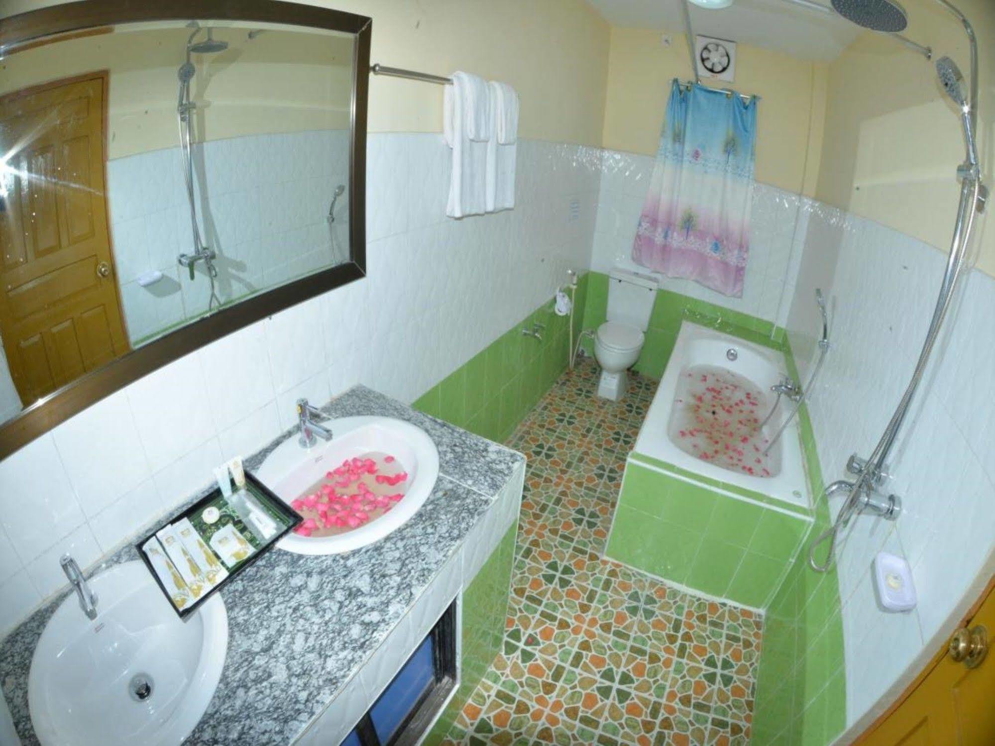 New Golden Forward Hotel Янгон Экстерьер фото