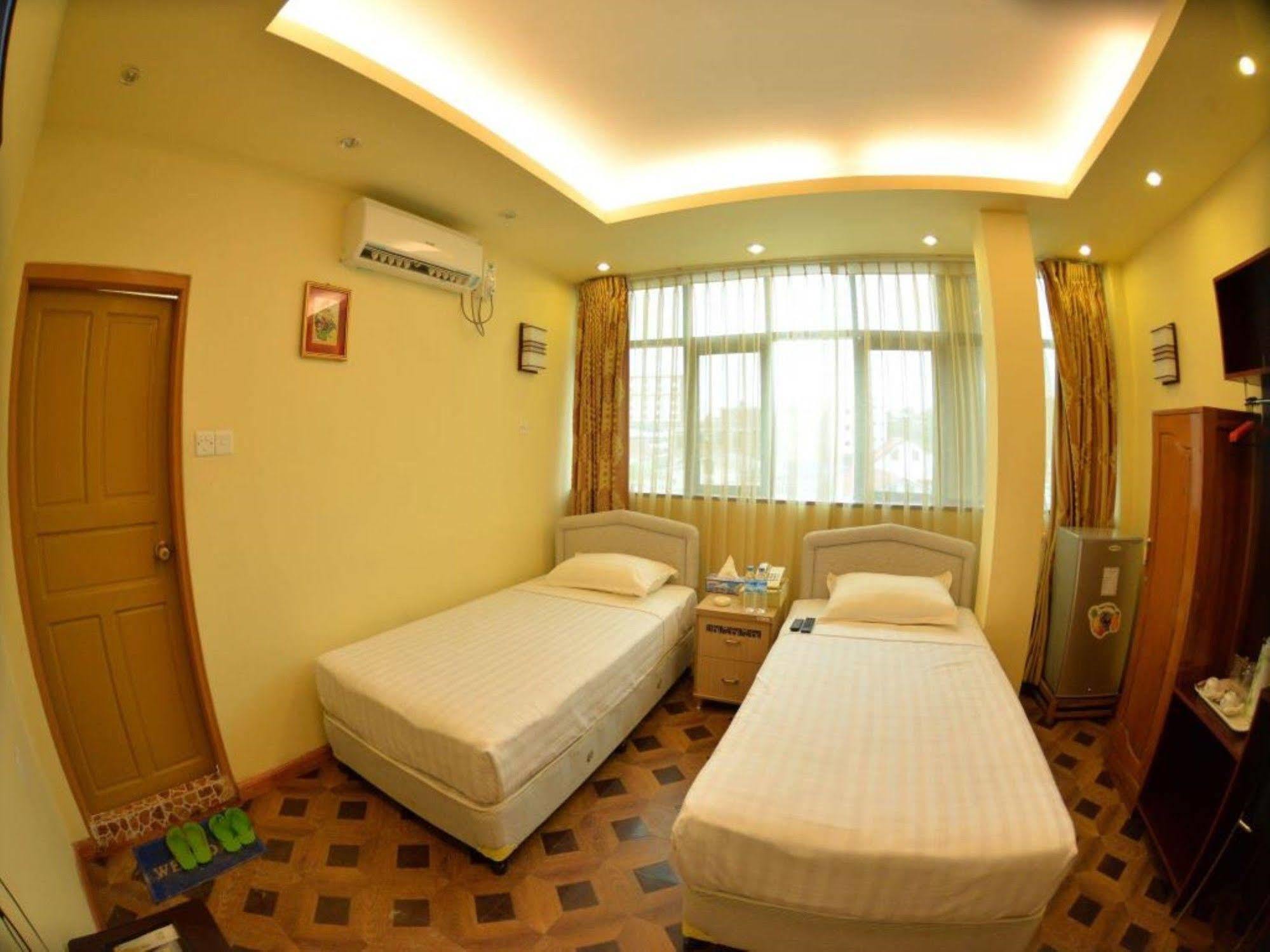 New Golden Forward Hotel Янгон Экстерьер фото