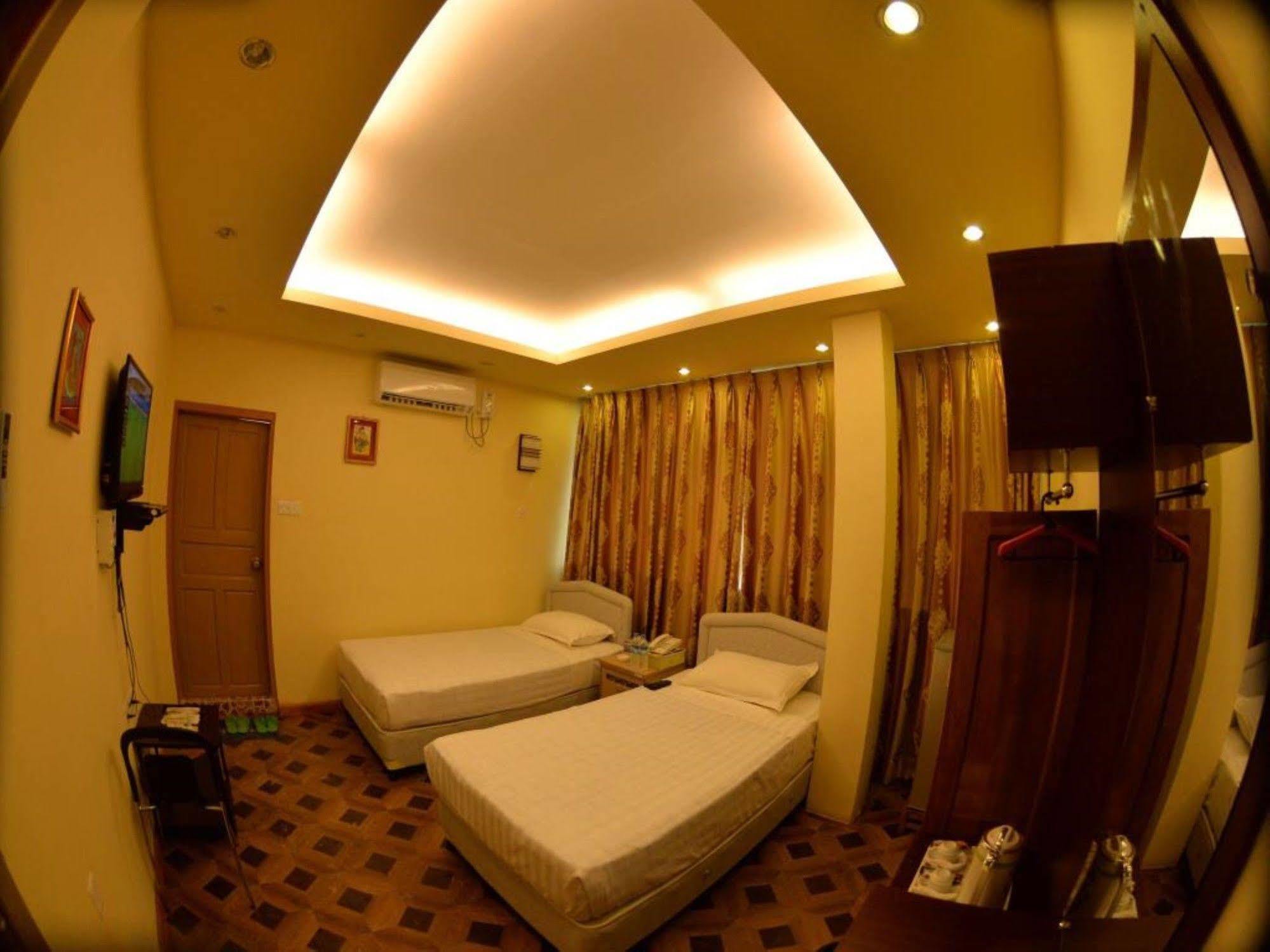 New Golden Forward Hotel Янгон Экстерьер фото