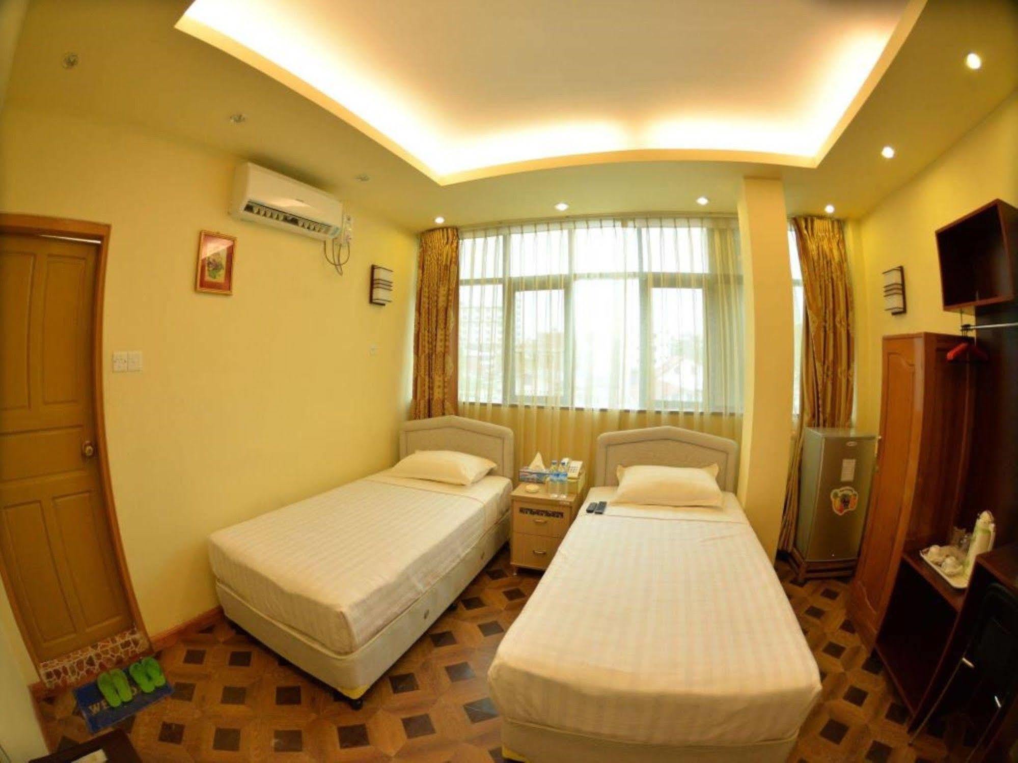 New Golden Forward Hotel Янгон Экстерьер фото