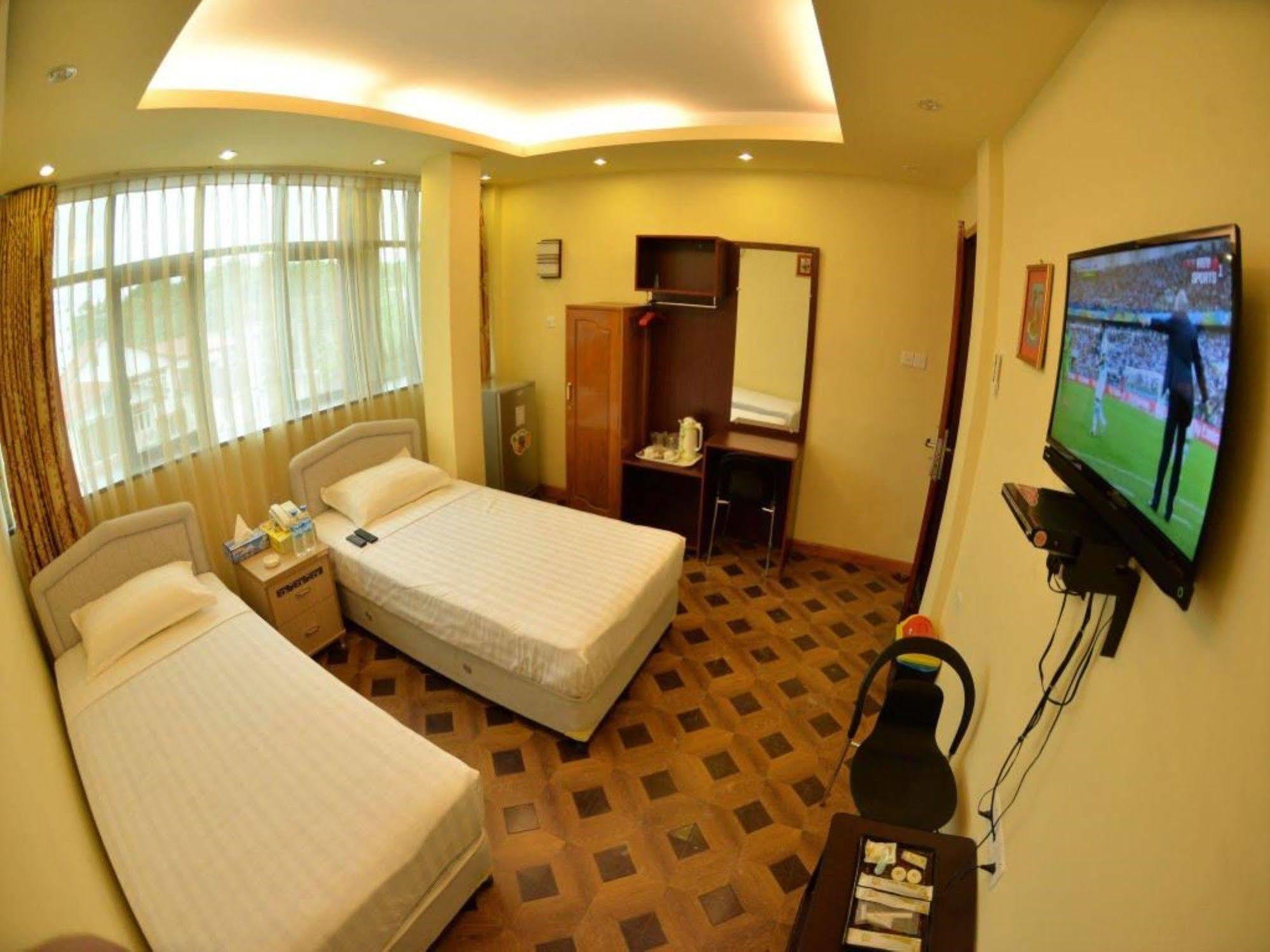 New Golden Forward Hotel Янгон Экстерьер фото